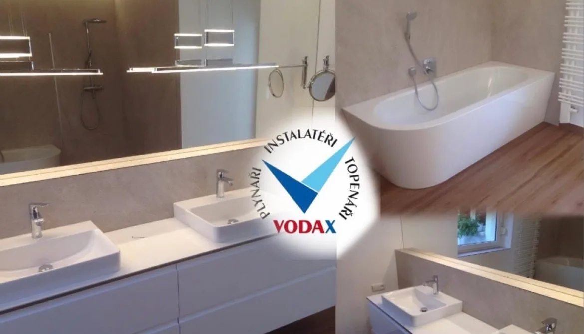 Rekonstruovaná koupelna se dvěma umyvadly, zrcadlem a vanou