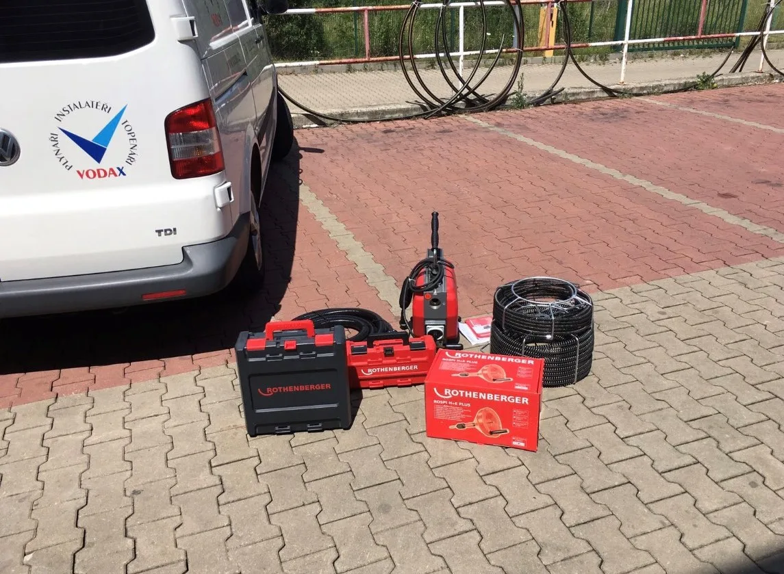 Čisticí stroj se spirálami vyložený u dodávky Vodax