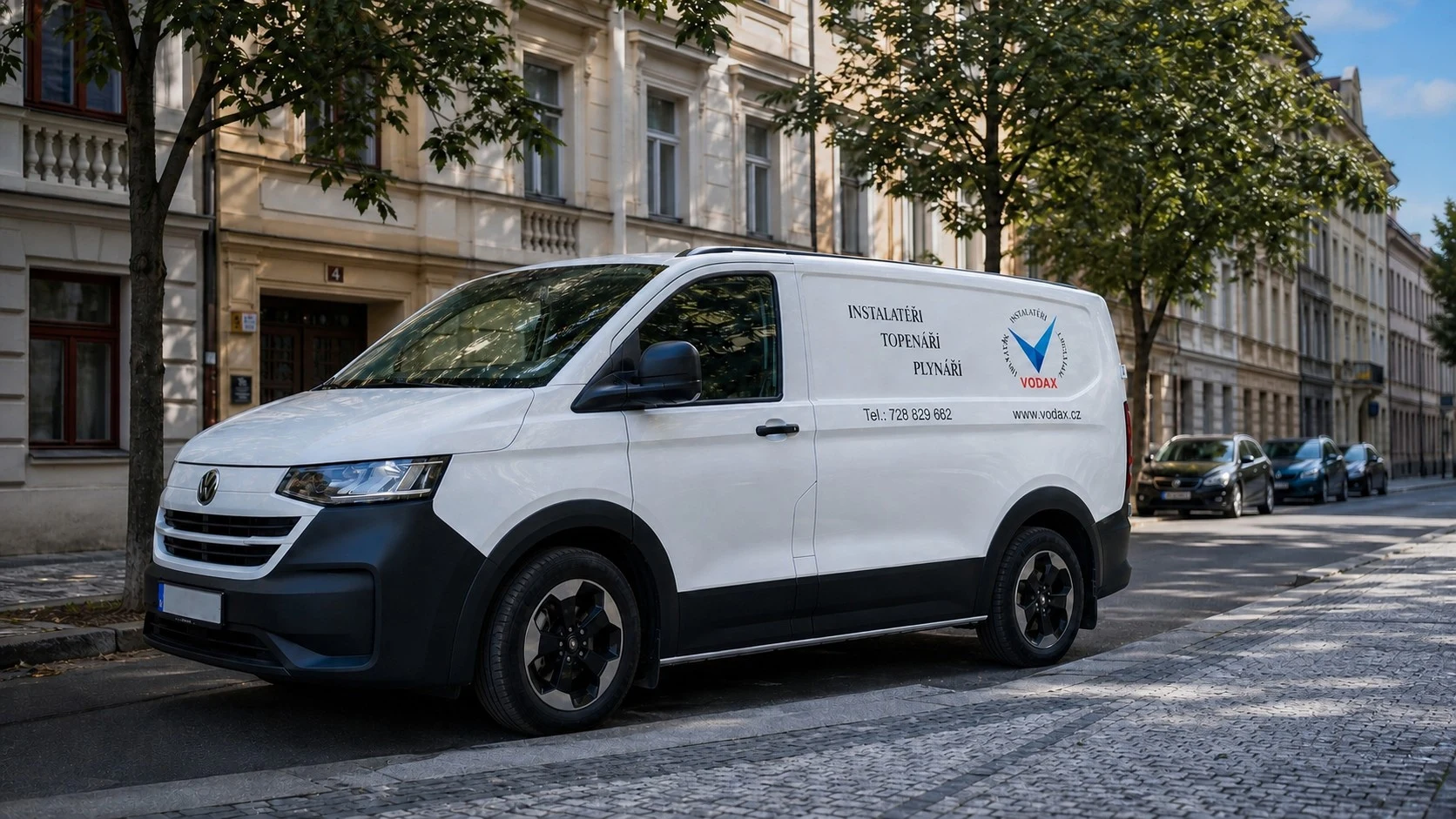 Bílá servisní dodávka Vodax zaparkovaná v pražské ulici